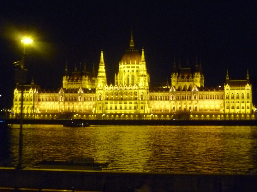 Parlamentsgebäude am Abend