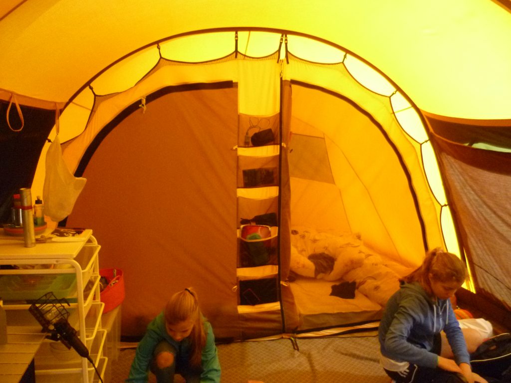 Angemietetes und voll ausgestattetes Zelt